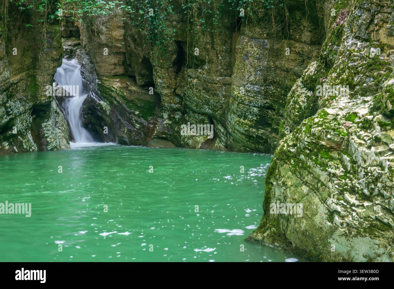 Wasserfall und See im Canyon im tiefen Wald Stockfoto