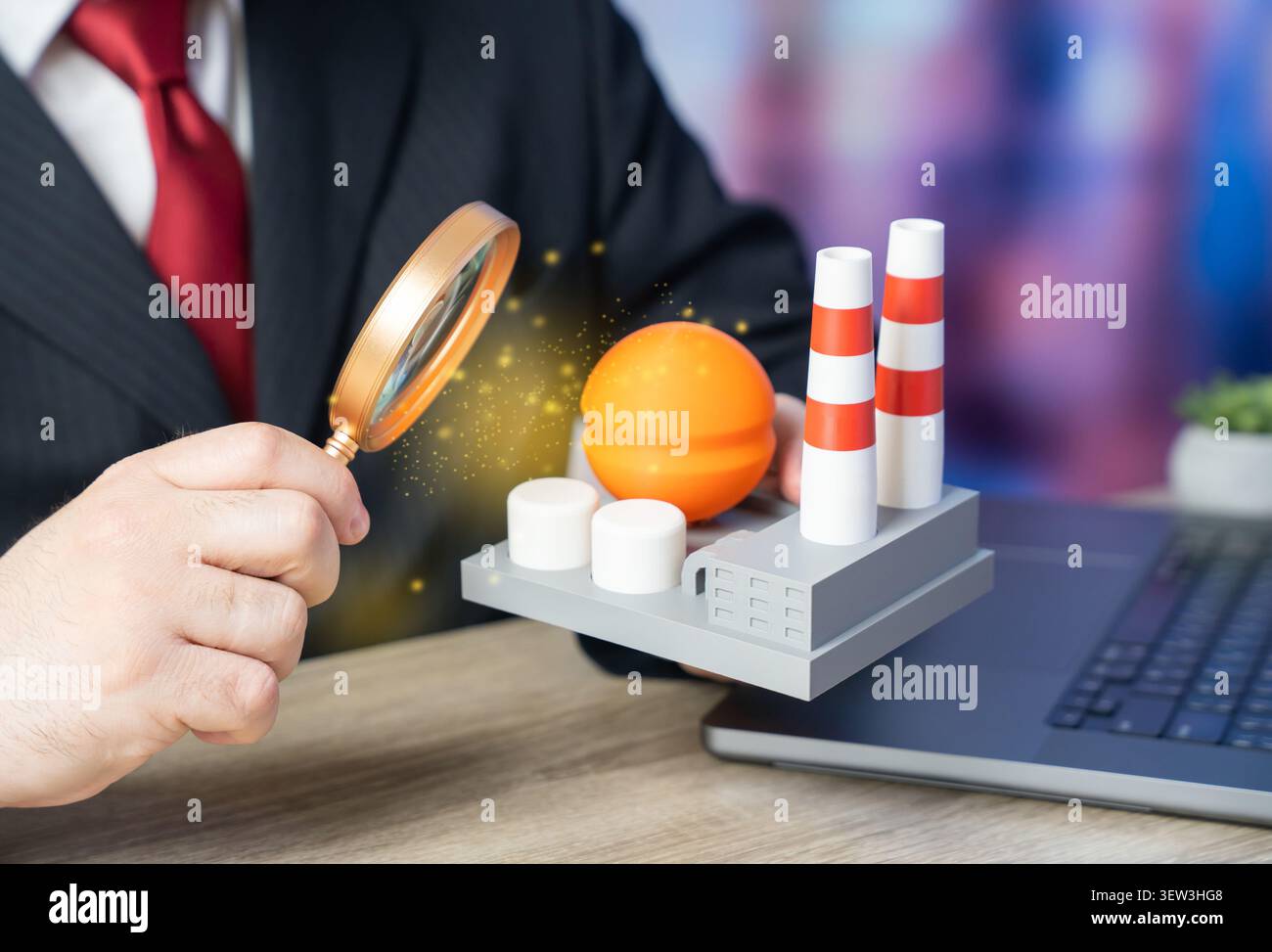 Ein Geschäftsmann, der eine Raffinerie mit einer Lupe untersucht. Energiesektor. Kraftwerk oder Chemiewerk. Bewertung von Industrieanlagen. Betrieblicher audi Stockfoto