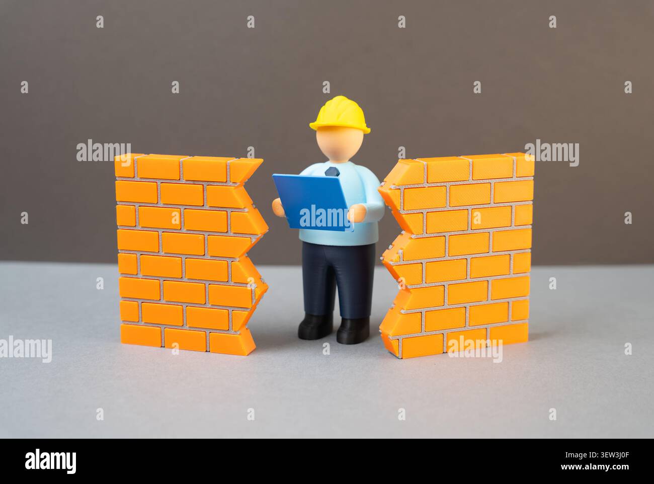 Ein Ingenieur untersucht einen Riss in einer Wand. Bauliche Schadensdiagnostik und Sanierung von Gebäuden und Bauwerken. Stockfoto