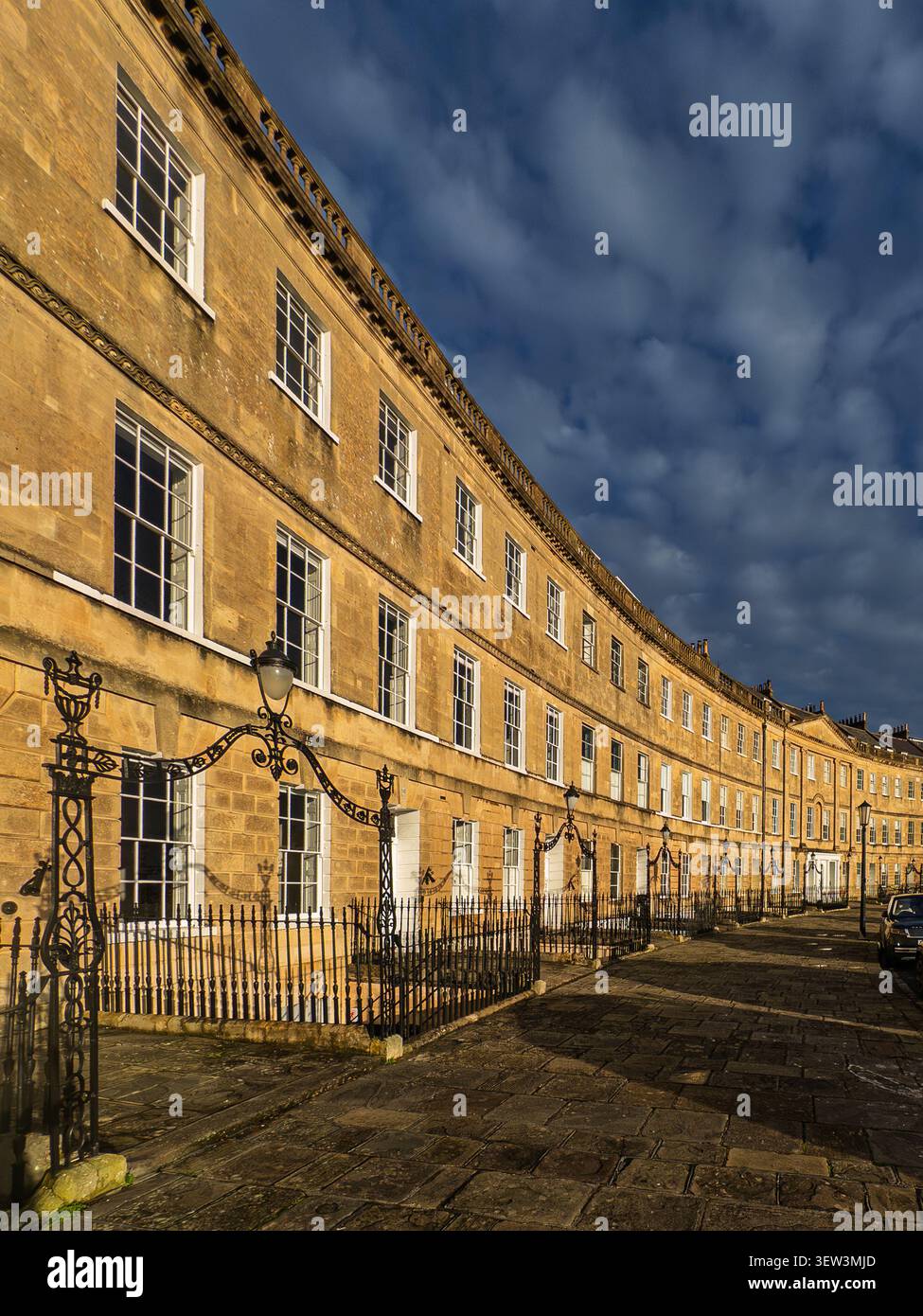 Der Royal Crescent in Bath, ein berühmtes georgianisches Wahrzeichen mit honigfarbenem Stein und geschwungener Terrassenarchitektur - Smartphone-aufgenommenes Stockfoto
