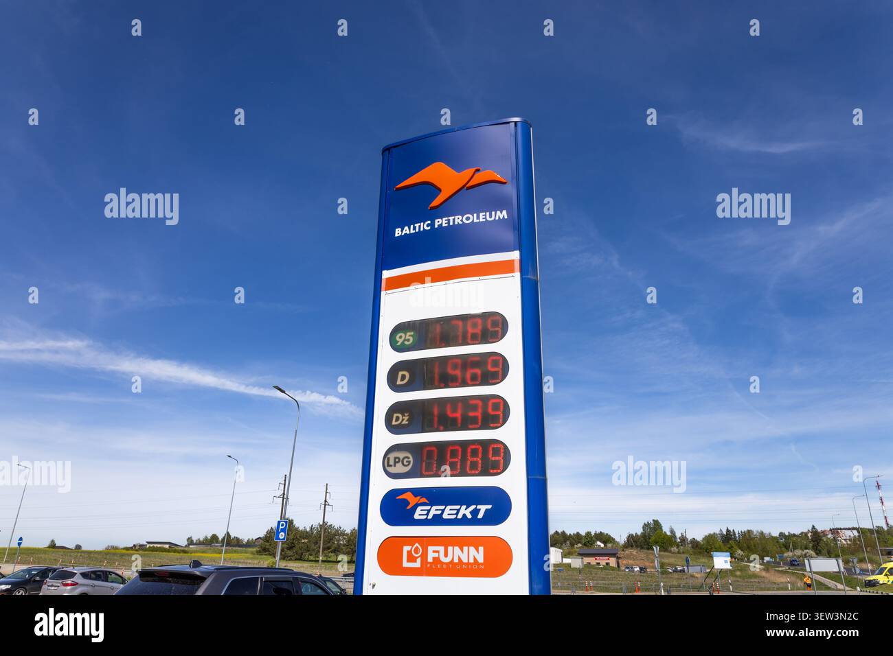 Tall Baltic Petroleum Fuel Pricing Board. Alytus, Litauen, 11. Mai 2026 Stockfoto