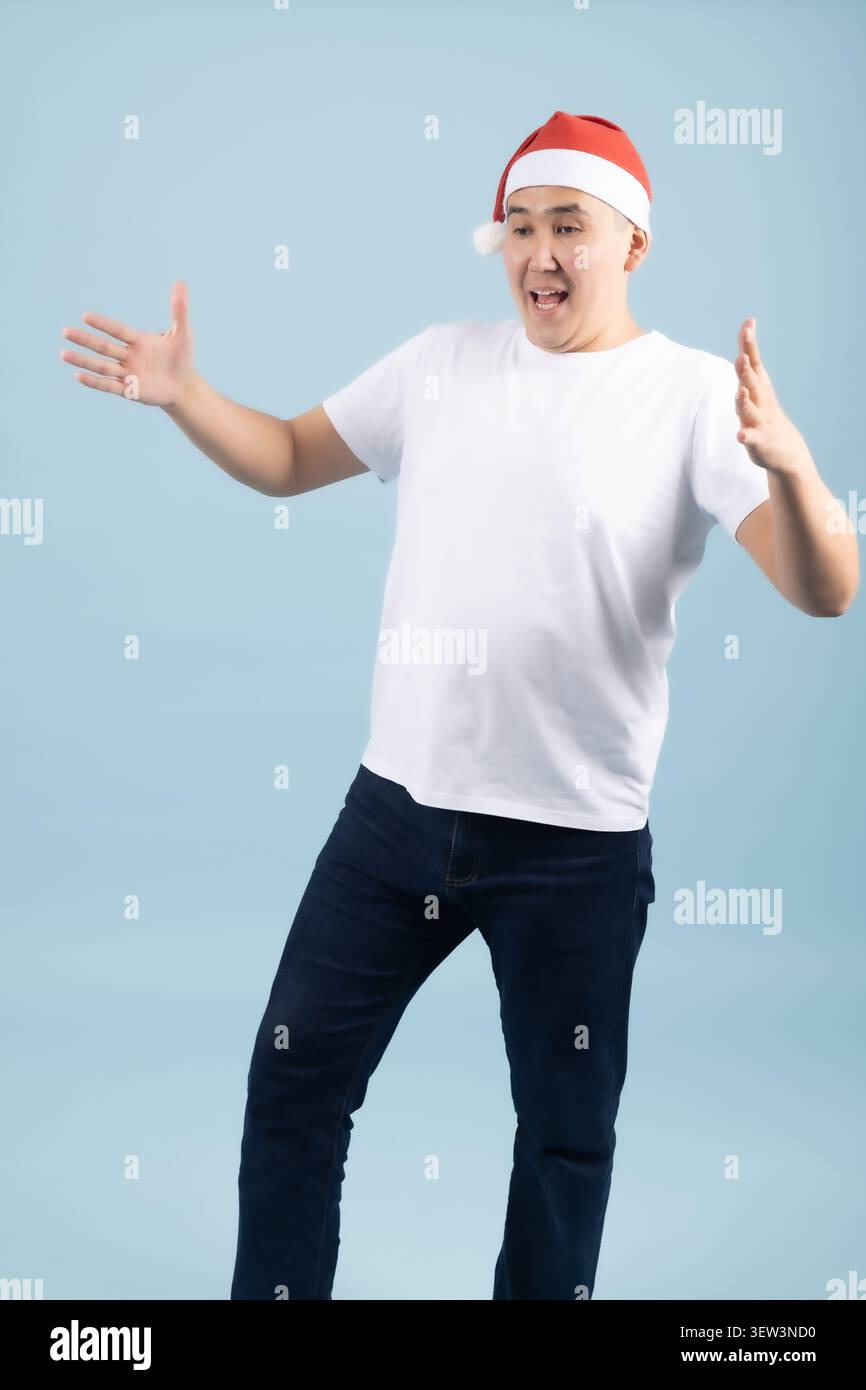 Ein junges festliches Model mit weihnachtsmann-Hut im Studio Stockfoto