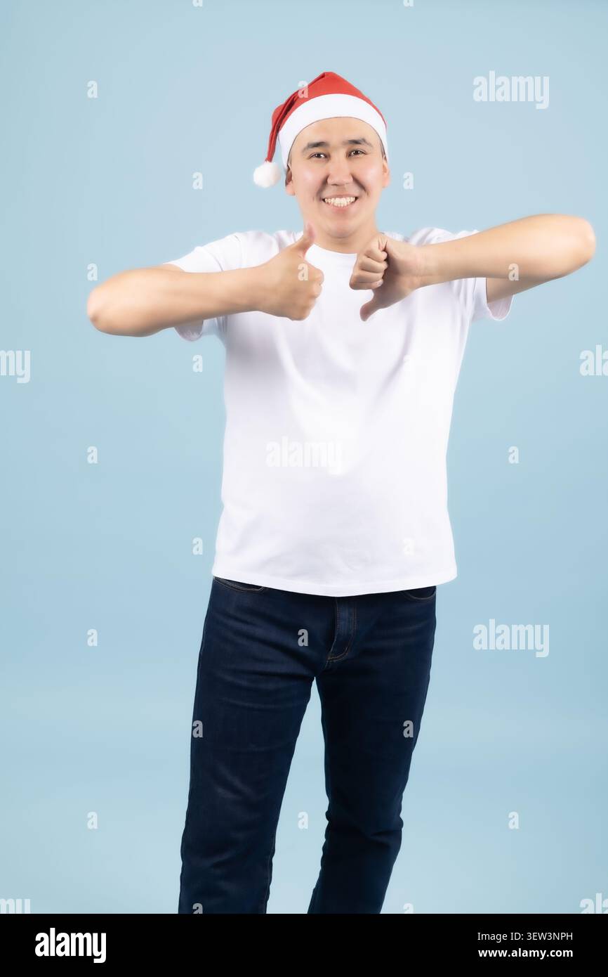 Ein junges festliches Model mit weihnachtsmann-Hut im Studio Stockfoto