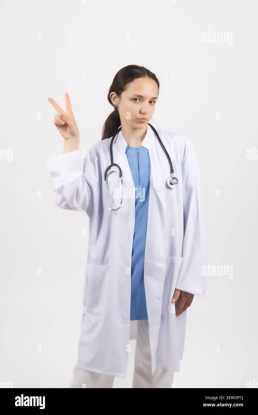 Professionelle Ärztin posiert in Studioumgebung Stockfoto