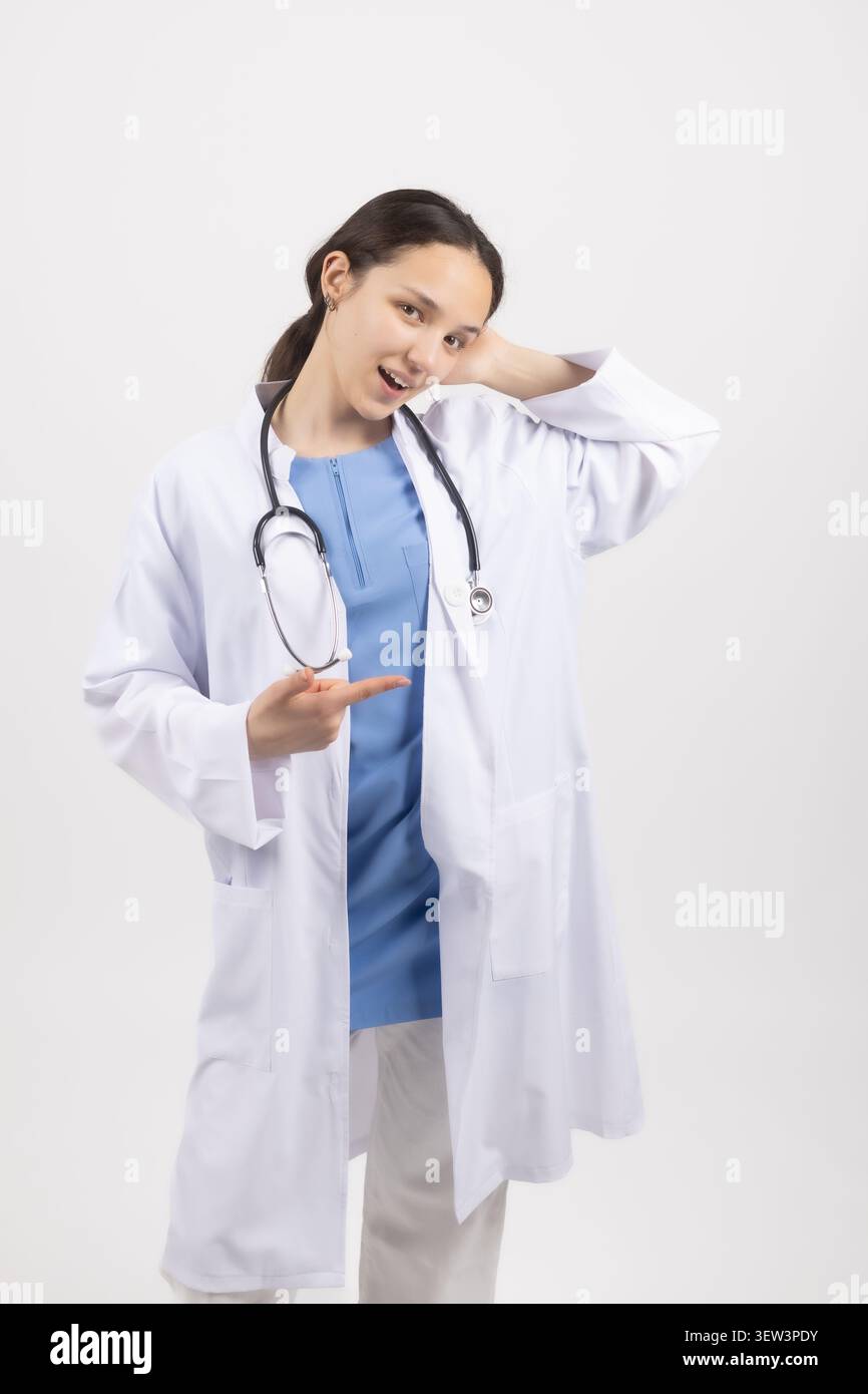 Professionelle Ärztin posiert in Studioumgebung Stockfoto