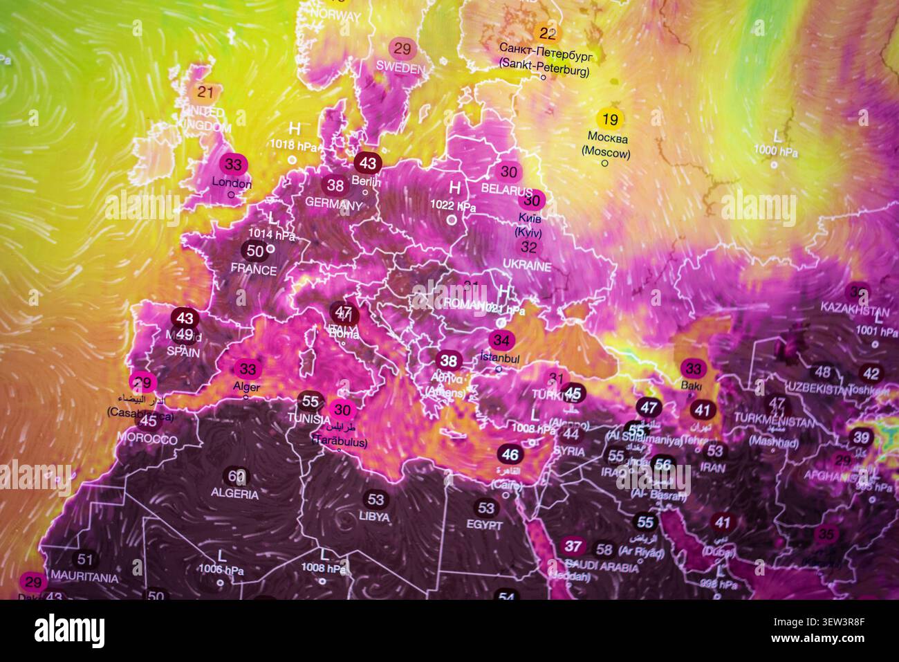 Digitale Wetterkarte mit extremer Hitzewelle in Europa und Afrika. Hohe Temperaturen deuten auf die globale Erwärmung, die Klimakrise, abnormale s hin Stockfoto