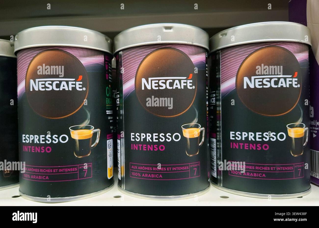 DARDILLY, FRANKREICH - 3. November 2025. Drei Dosen Nescafe Espresso Intenso stehen auf einem Regal in einem französischen Geschäft. Die Produkte sind eindeutig beschriftet Stockfoto