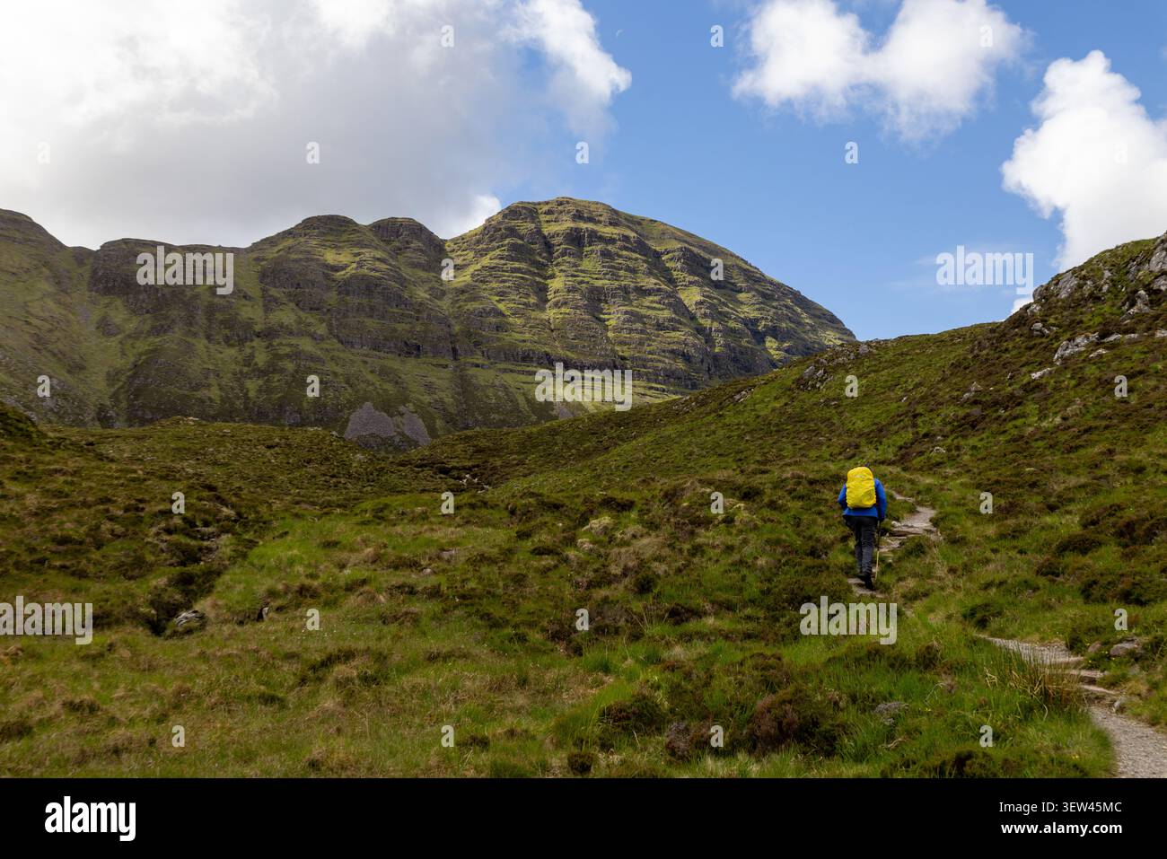Ein Wanderer steigt den Weg nach Suilven auf Stockfoto