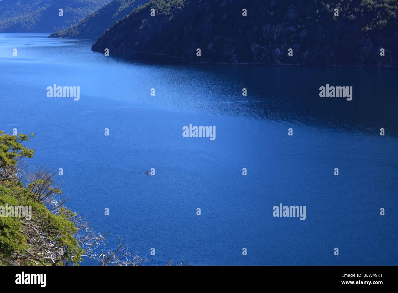 Deep Blue Mountain Lake in Patagonien Stockfoto