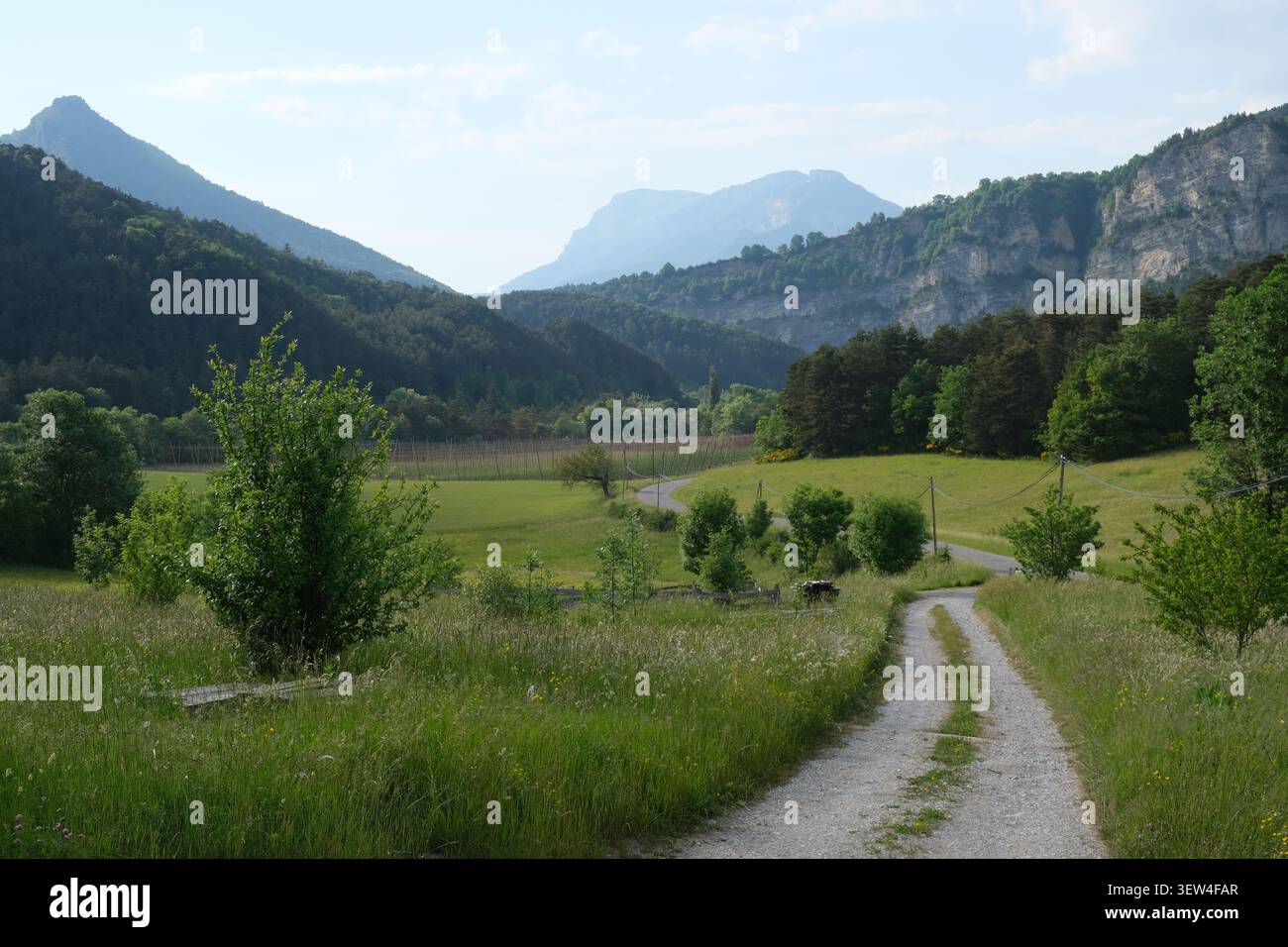 Eine Strecke im Dorf Boulc in der südöstlichen Drome-Region Frankreichs Stockfoto