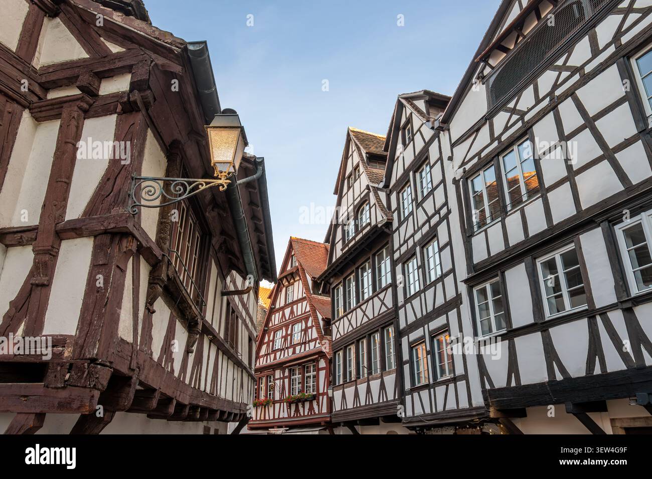Fassaden traditioneller Fachwerkhäuser im malerischen und touristischen Viertel Petite France in Straßburg, Frankreich Stockfoto
