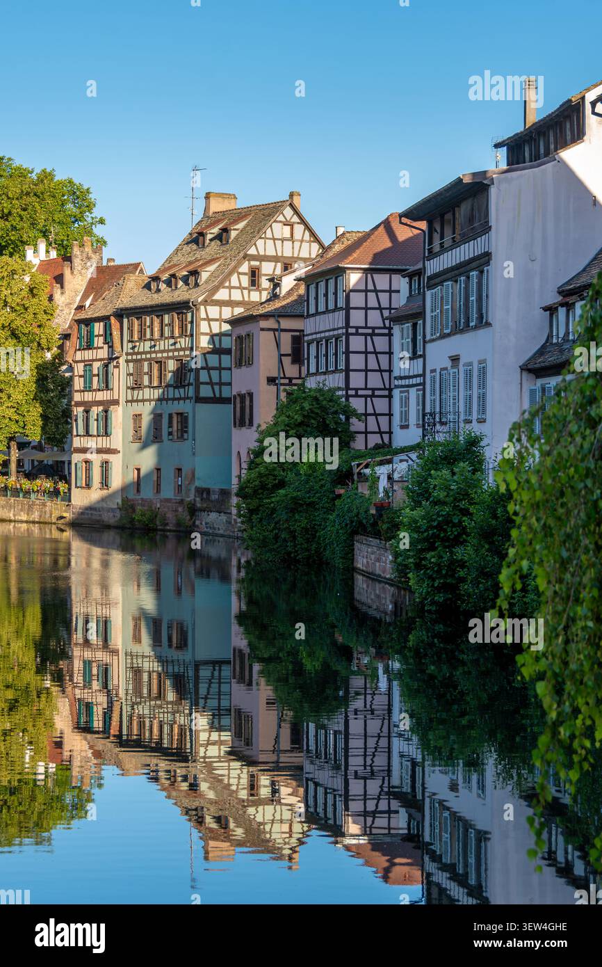 Fassaden alter, traditioneller Häuser entlang des Flusses Ill im malerischen und touristisch freundlichen Stadtteil Petite France in Straßburg, Frankreich Stockfoto