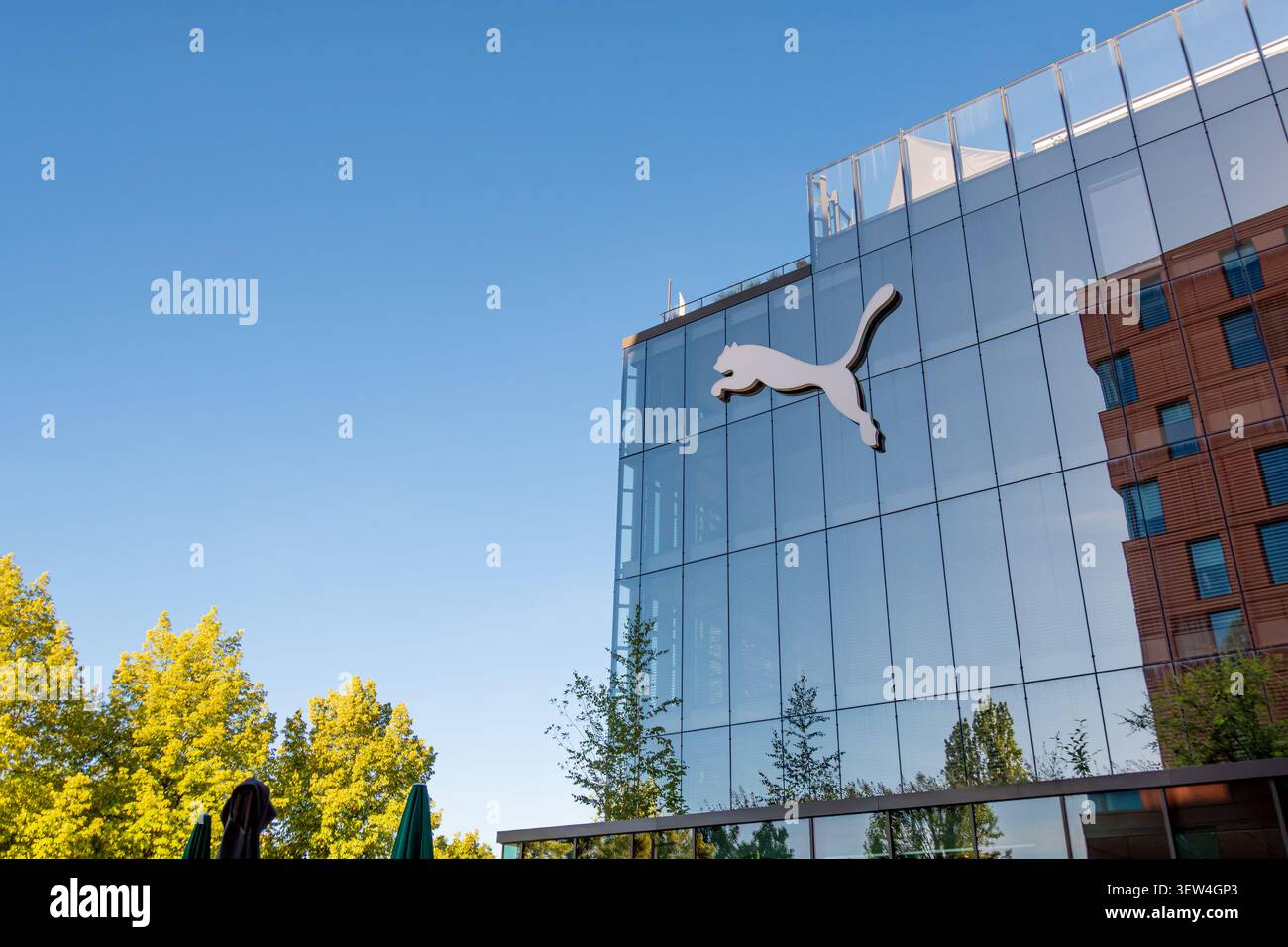 Fassade des Hauptsitzes von Puma France, französischer Tochtergesellschaft der Puma SE, einem deutschen Sportbekleidungshersteller, der auf Sportbekleidung und -Schuhe spezialisiert ist Stockfoto