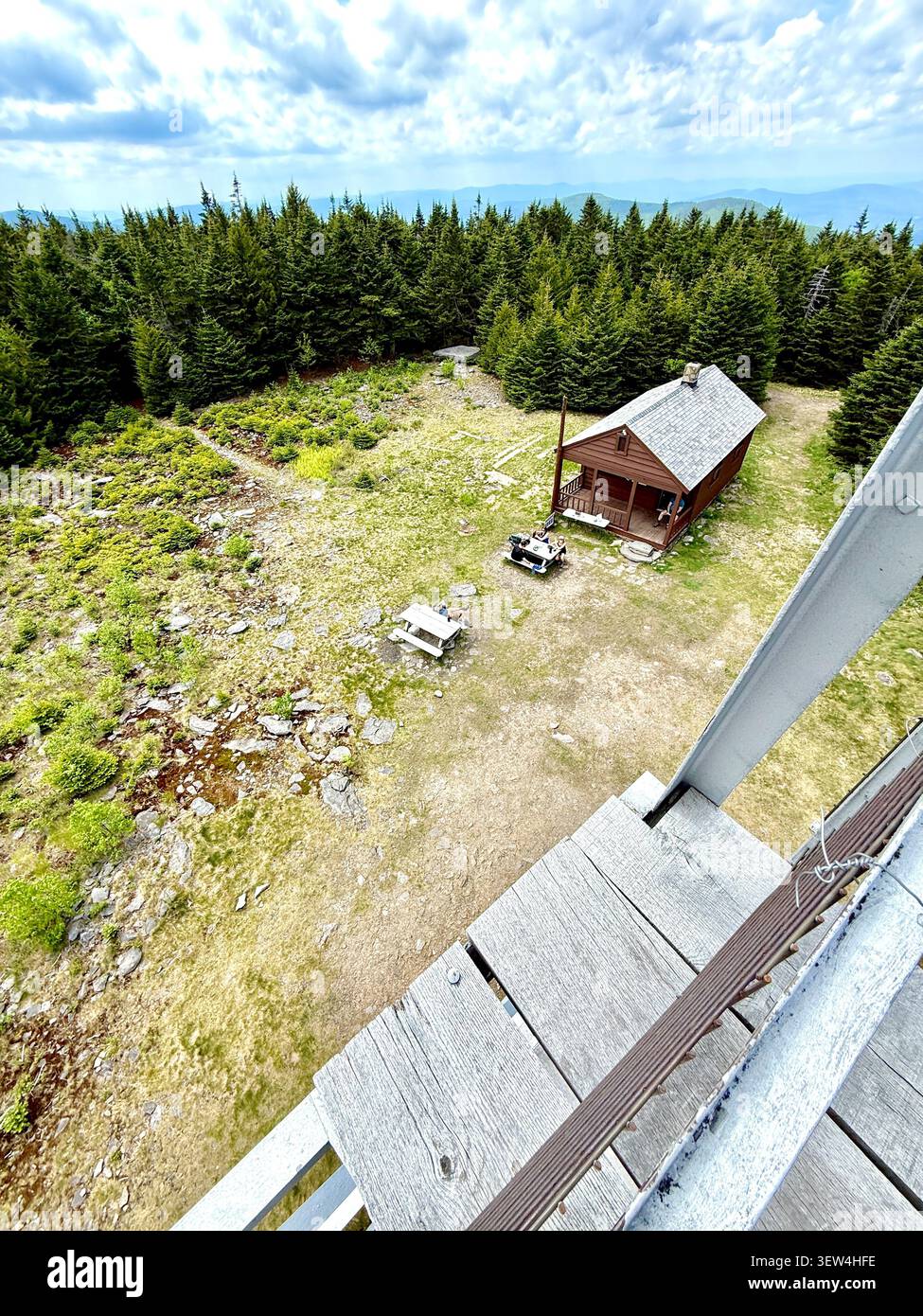 Blick von der Spitze der Stufen des Hunter Mountain Fire Tower. Atemberaubender, weitläufiger Blick auf die Berge, die Region, den Bundesstaat New York und darüber hinaus. Stockfoto