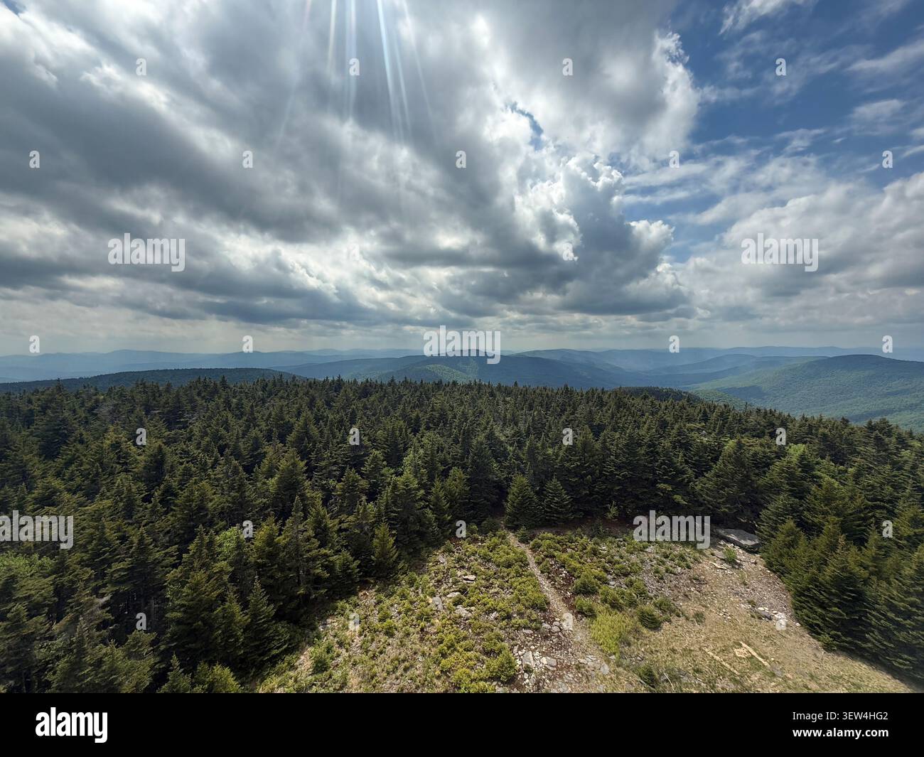 Blick von der Spitze der Stufen des Hunter Mountain Fire Tower. Atemberaubender, weitläufiger Blick auf die Berge, die Region, den Bundesstaat New York und darüber hinaus. Stockfoto