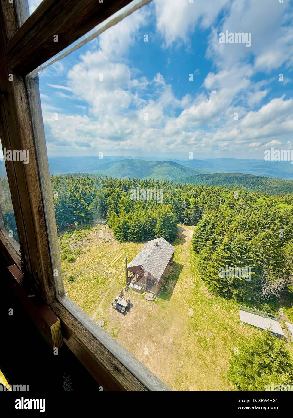 Blick von der Spitze der Stufen des Hunter Mountain Fire Tower. Atemberaubender, weitläufiger Blick auf die Berge, die Region, den Bundesstaat New York und darüber hinaus. Stockfoto