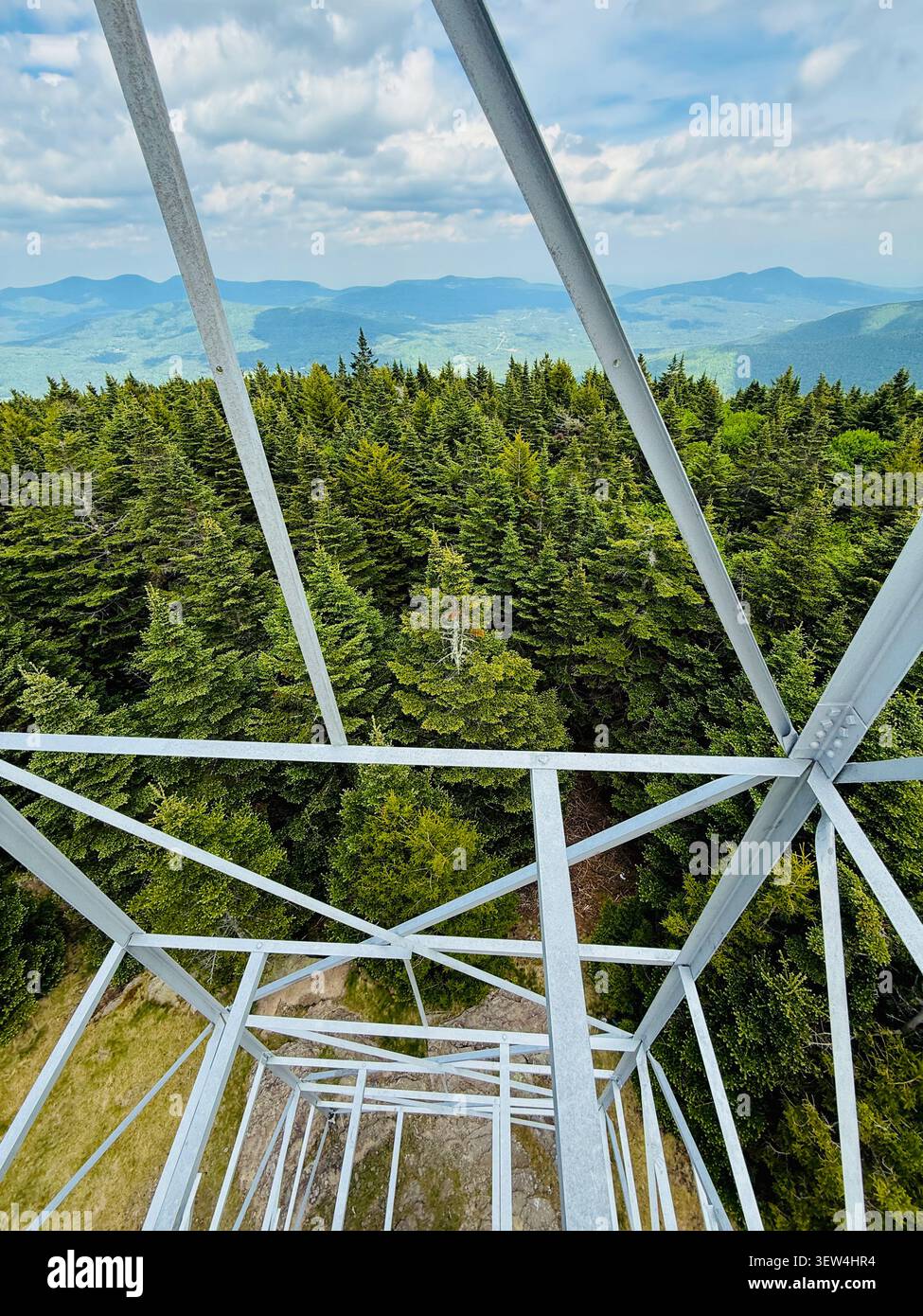 Blick von der Spitze der Stufen des Hunter Mountain Fire Tower. Atemberaubender, weitläufiger Blick auf die Berge, die Region, den Bundesstaat New York und darüber hinaus. Stockfoto