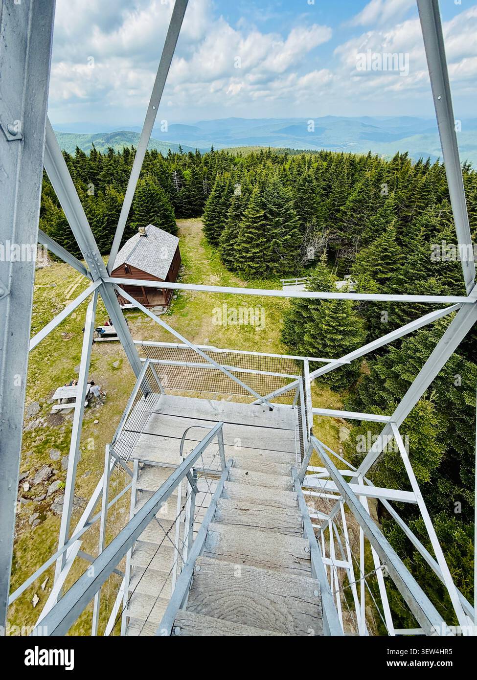 Blick von der Spitze der Stufen des Hunter Mountain Fire Tower. Atemberaubender, weitläufiger Blick auf die Berge, die Region, den Bundesstaat New York und darüber hinaus. Stockfoto