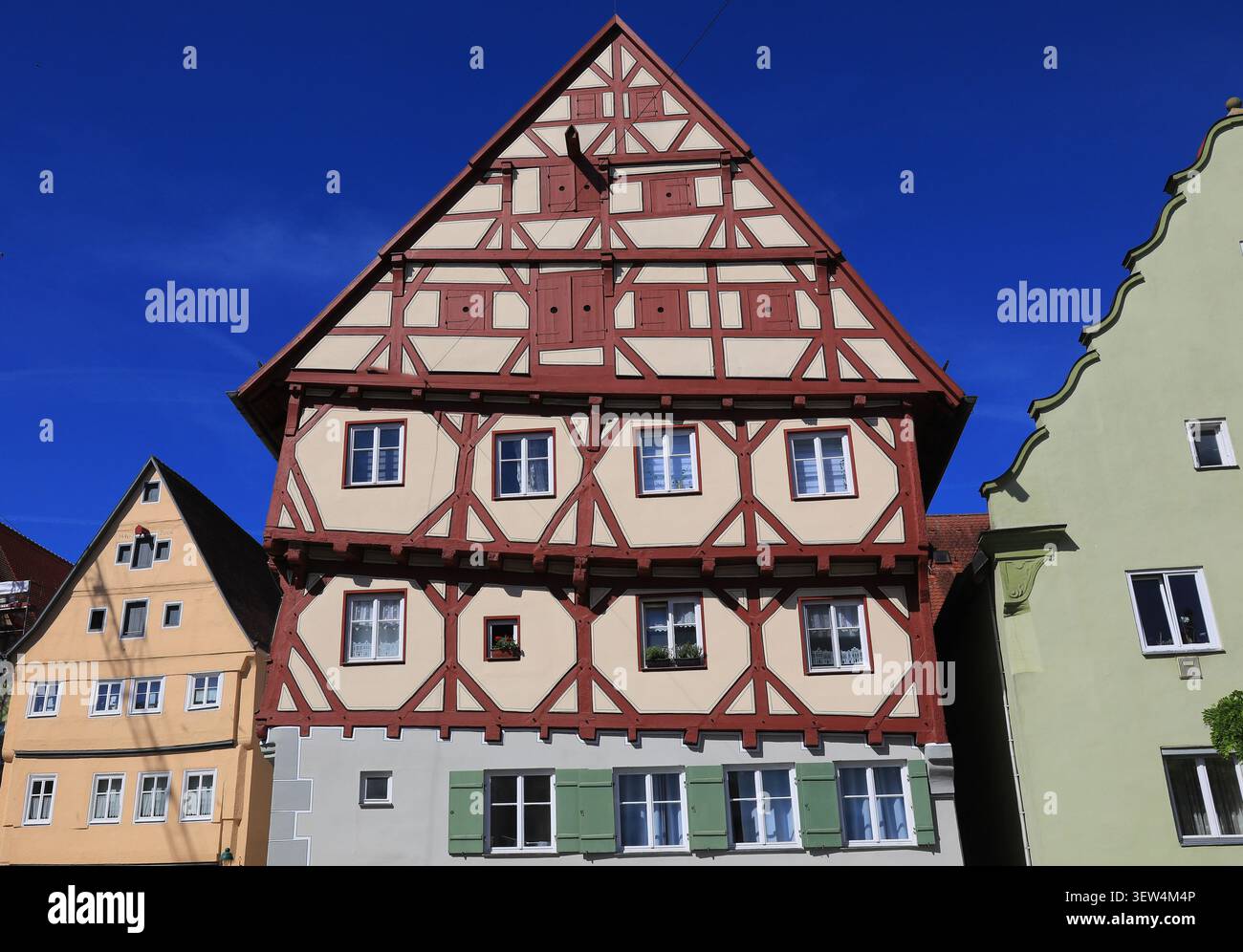 Altstadt, markantes, historisches Fachwerkhaus in der Altstadt, über 500 Jahre alt, die Holzbalken verlaufen merklich schief. Das Fenster Stockfoto