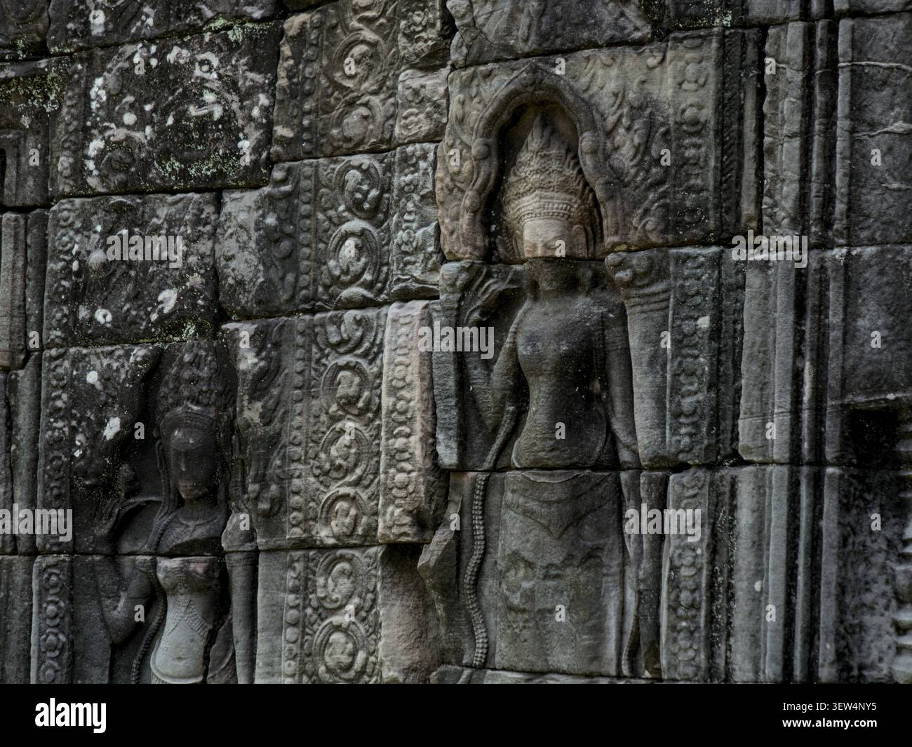 Alte Devata Steinschnitzerei auf Sandsteinmauer am Banteay Kdei Tempel, Angkor, Kambodscha Stockfoto