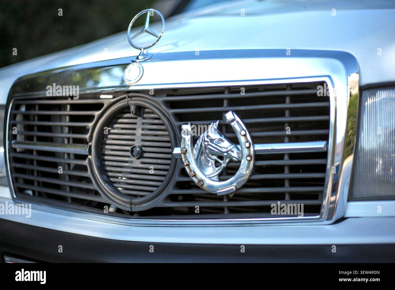 Nahaufnahme eines klassischen silbernen Mercedes-Kühlergrills und Sternemblems mit einem besonderen Hufeisen-Charme. Gefangen auf einer Straße in Rijeka. Stockfoto