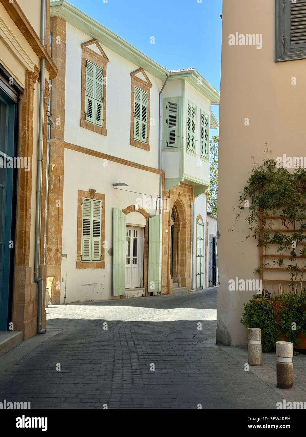 Wunderschönes altes traditionelles Haus in der Altstadt von Nikosia, Zypern, das den Charakter und die historische Architektur der Inselhauptstadt zeigt - Smartphone-aufgenommenes Stockfoto