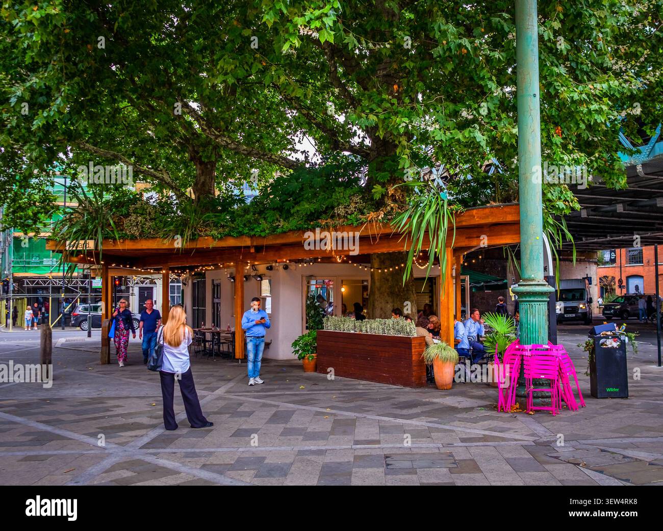 London, UK, 18. August 2025, urbane Szene am Flat Iron Square, Union Street im Stadtbezirk Southwark. Stockfoto