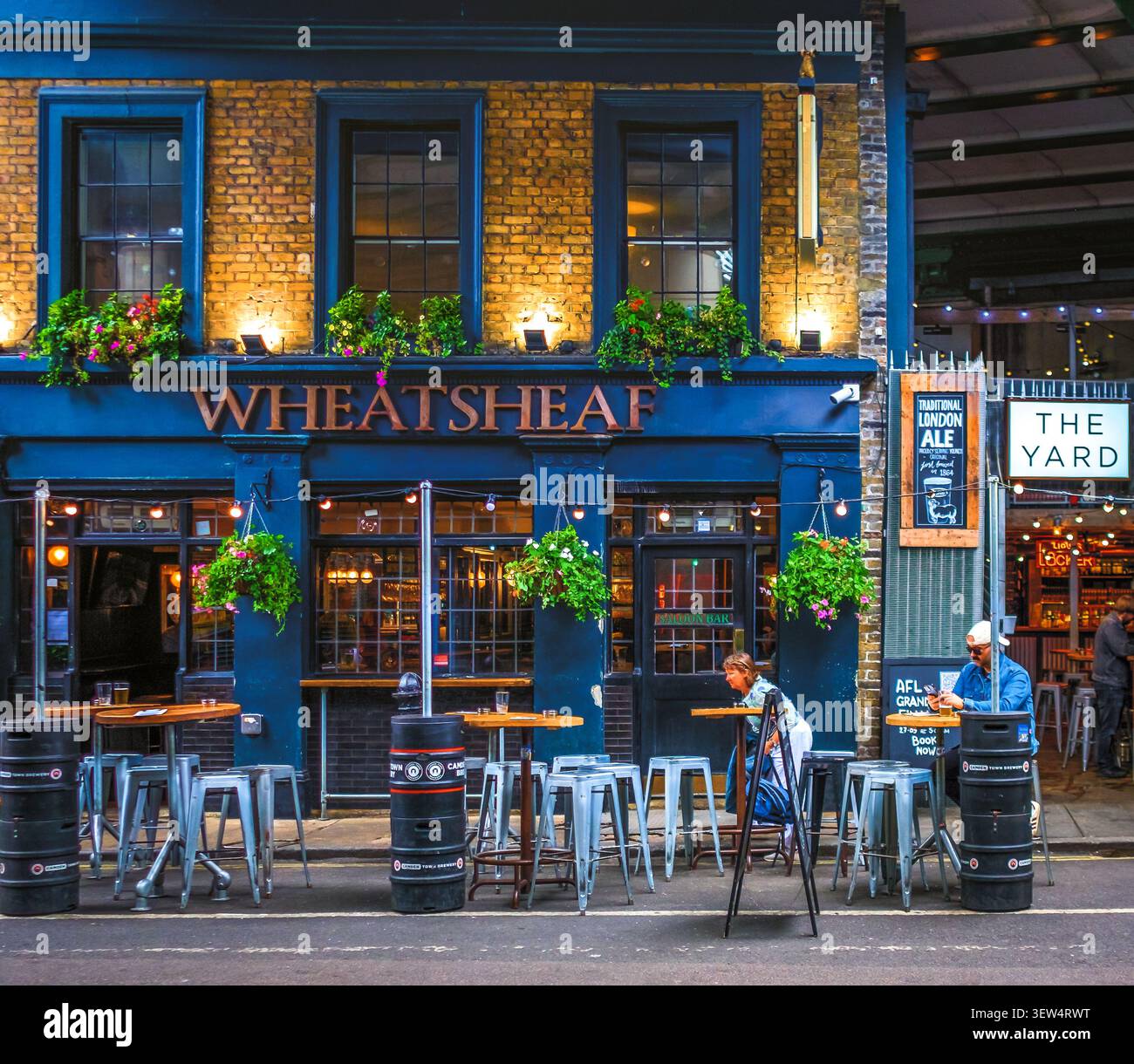 London, UK, 18. August 2025, Wheatsheaf, ein Pub in der Stoney Street im Bezirk Southwark Stockfoto