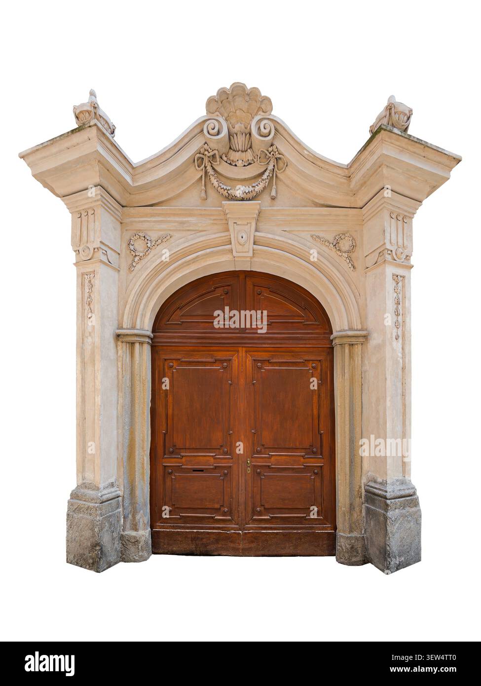 Verzierte barocke Doppeltür aus Holz mit geschnitztem Steinbogenportal und dekorativem Muschelmotiv, Eingangstor aus alter europäischer Architektur, isoliert Stockfoto