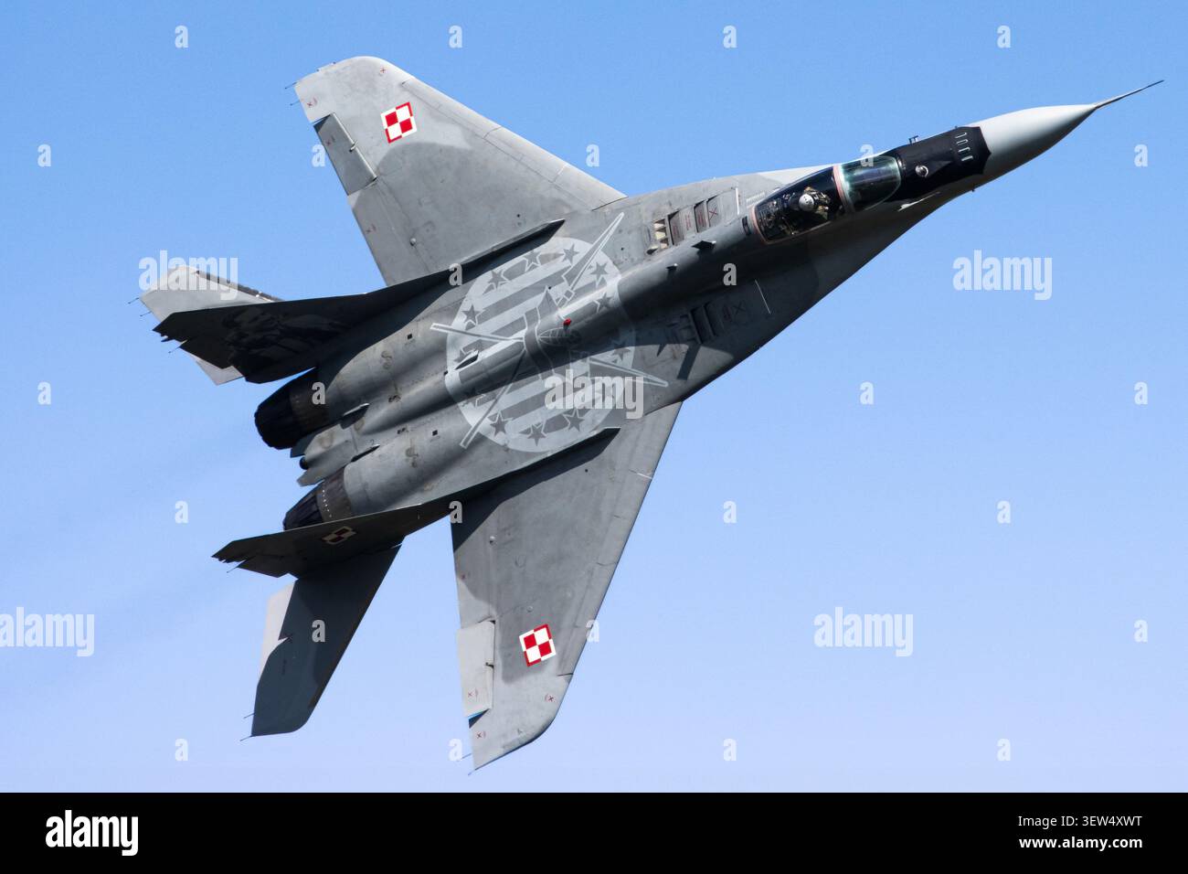 Die polnische Luftwaffe MiG-29M Fulcrum führt einen steilen Bankpass durch, der seine unverwechselbare Tarnung auf der Oberseite und seine dekorativen Tail-Artworks enthüllt. Stockfoto