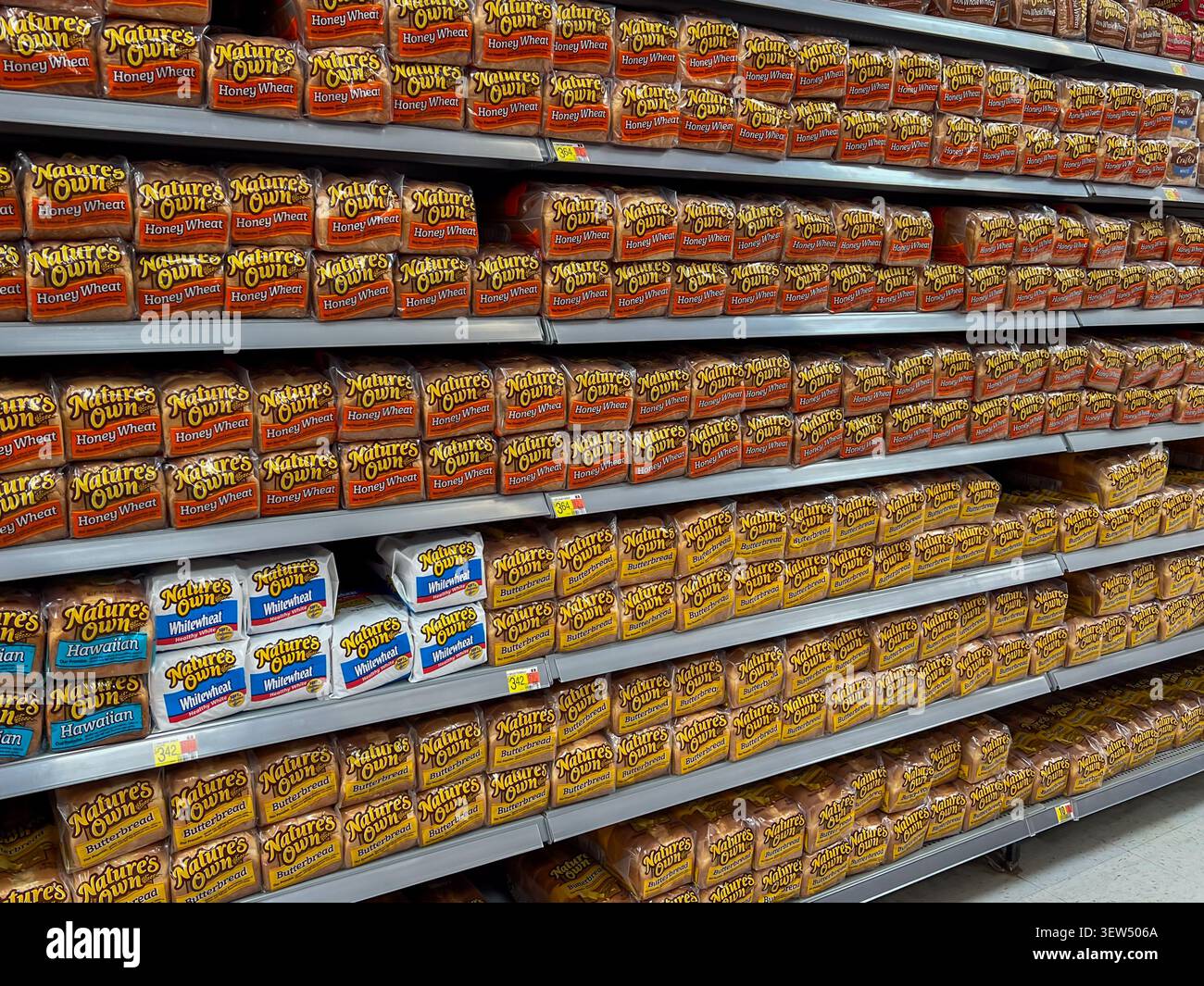 Brote aus der Natur in den Regalen eines Supermarktes. Texas, USA. Stockfoto