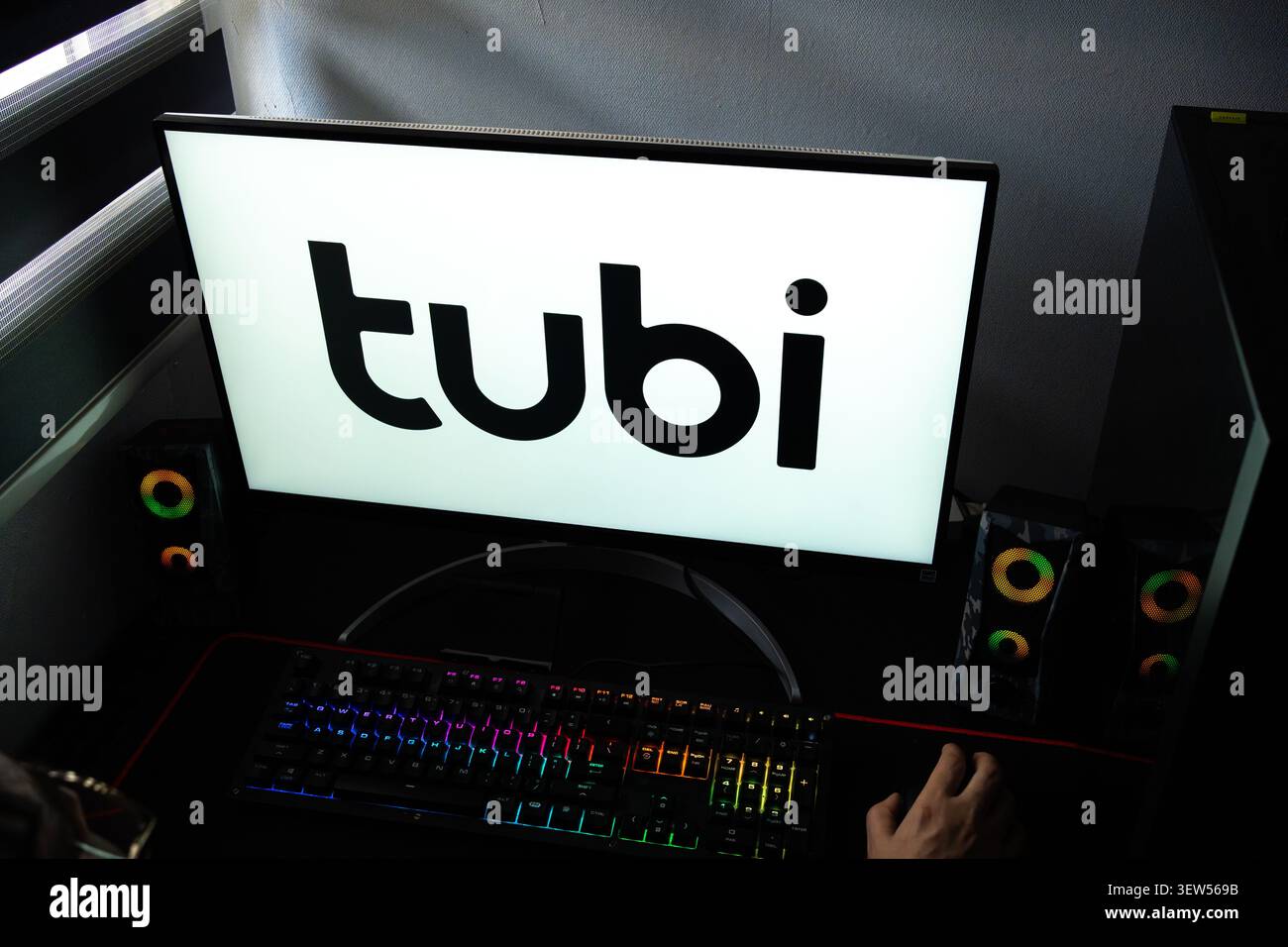Eine Person an einem Schreibtisch mit dem Logo des kostenlosen werbefinanzierten Streaming-Dienstes Tubi auf einem Computermonitor Stockfoto