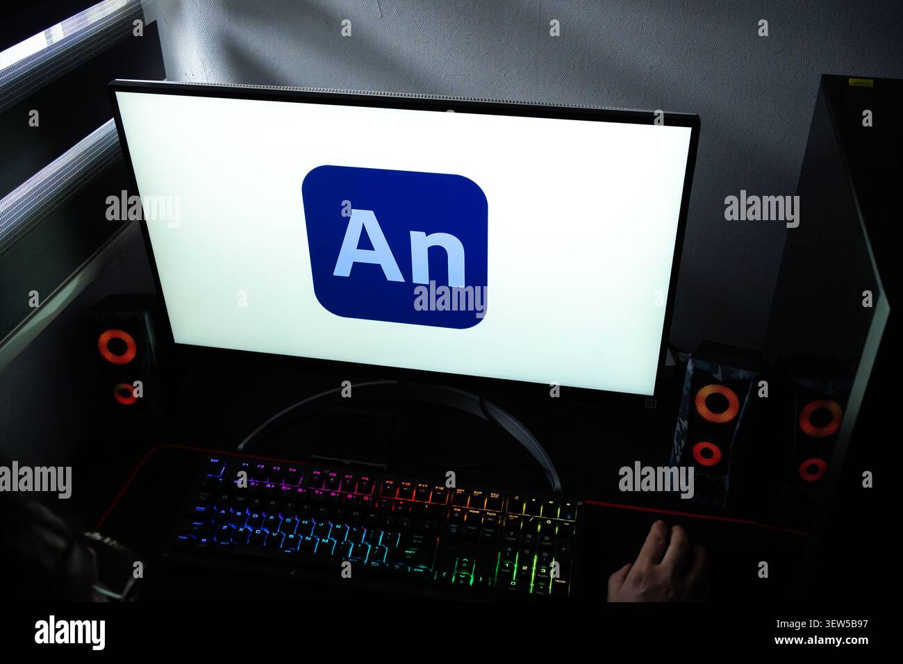 Ein Computermonitor, der das Adobe Animate-Logo auf einem kreativen Arbeitsplatz anzeigt Stockfoto