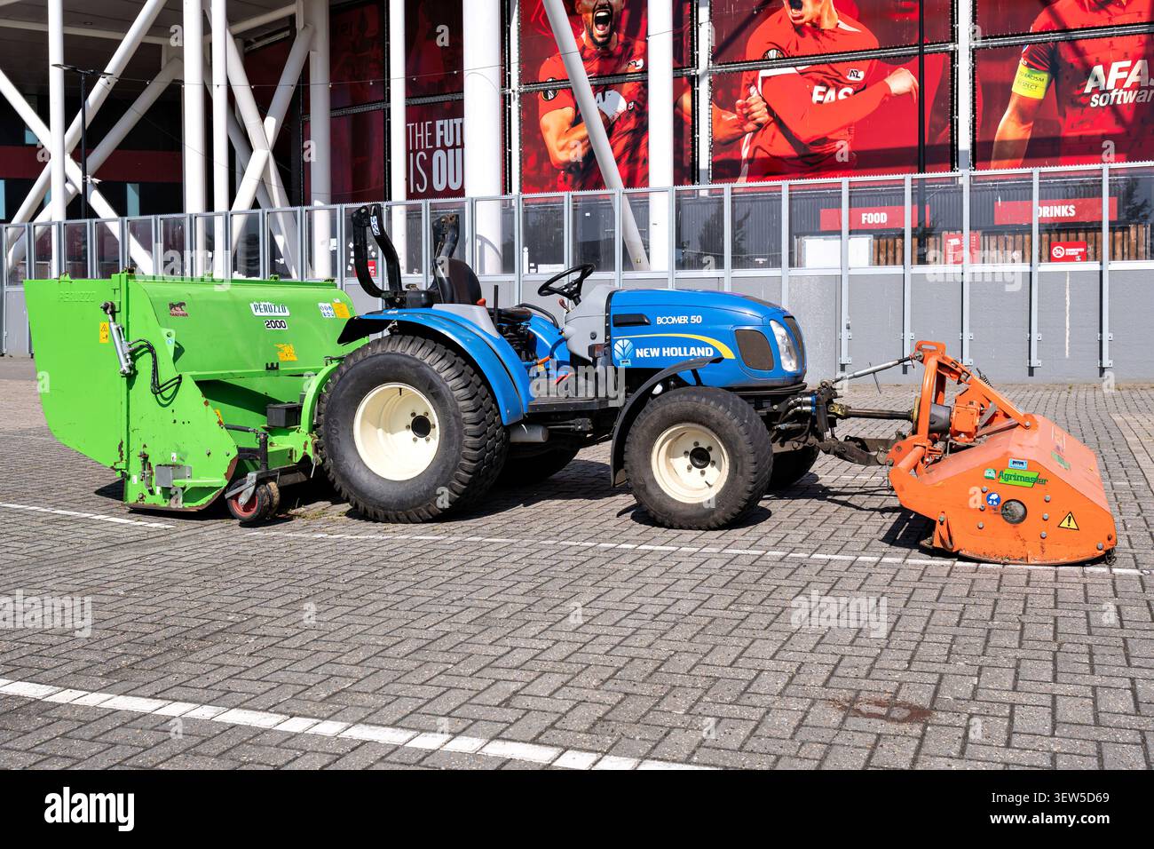 Kompakter New Holland Boomer 50-Traktor mit vorn und hinten montierten landwirtschaftlichen Anbaugeräten Stockfoto