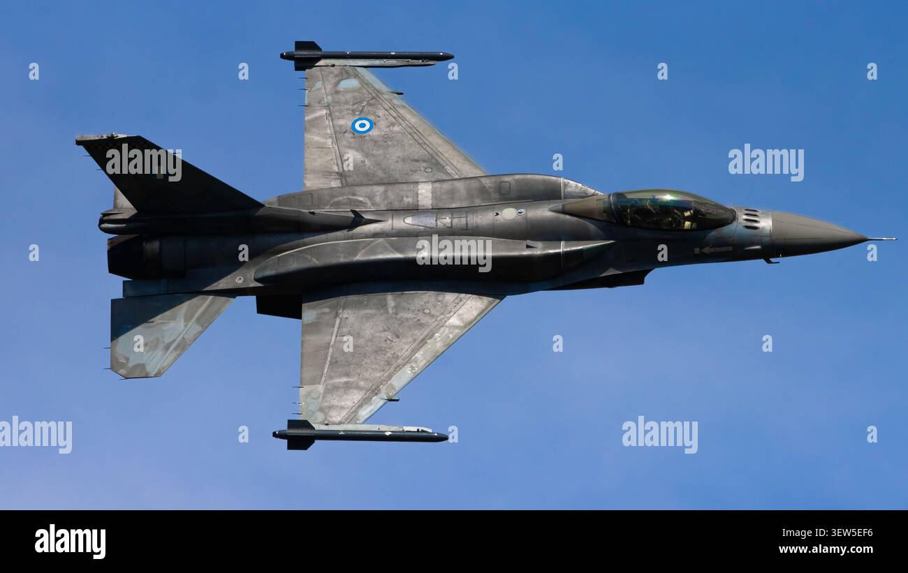 Die Hellenic Air Force F-16 kämpfte bei einer Airshow gegen Falcon im oberen Seitenpass und zeigte die obere Tarnung des Flugzeugs Stockfoto