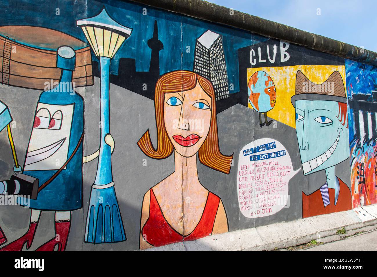Teil von Doin' IT Cool for the East Side Wandgemälde von Jim Avignon in der East Side Gallery, Berlin, Deutschland Stockfoto