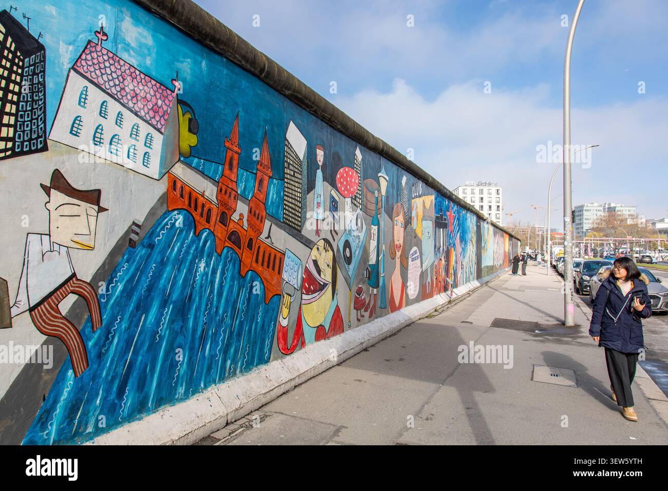 Die East Side Wandmalerei von Jim Avignon auf der erhaltenen Berliner Mauer oder der East Side Gallery in Berlin, Deutschland, ist ein absolutes Highlight für Touristen Stockfoto