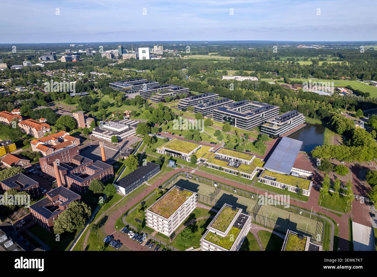 Wohnviertel Oost in Utrecht, Niederlande, mit militärischem Kromhout kazerne und Wissenschaftspark von oben. Niederländische Luftlandschaft Stockfoto