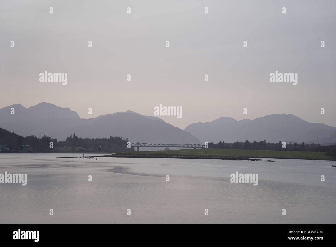 Panoramablick auf Loch Leven und die Ballachulish-Brücke unter einem trüben Himmel Stockfoto
