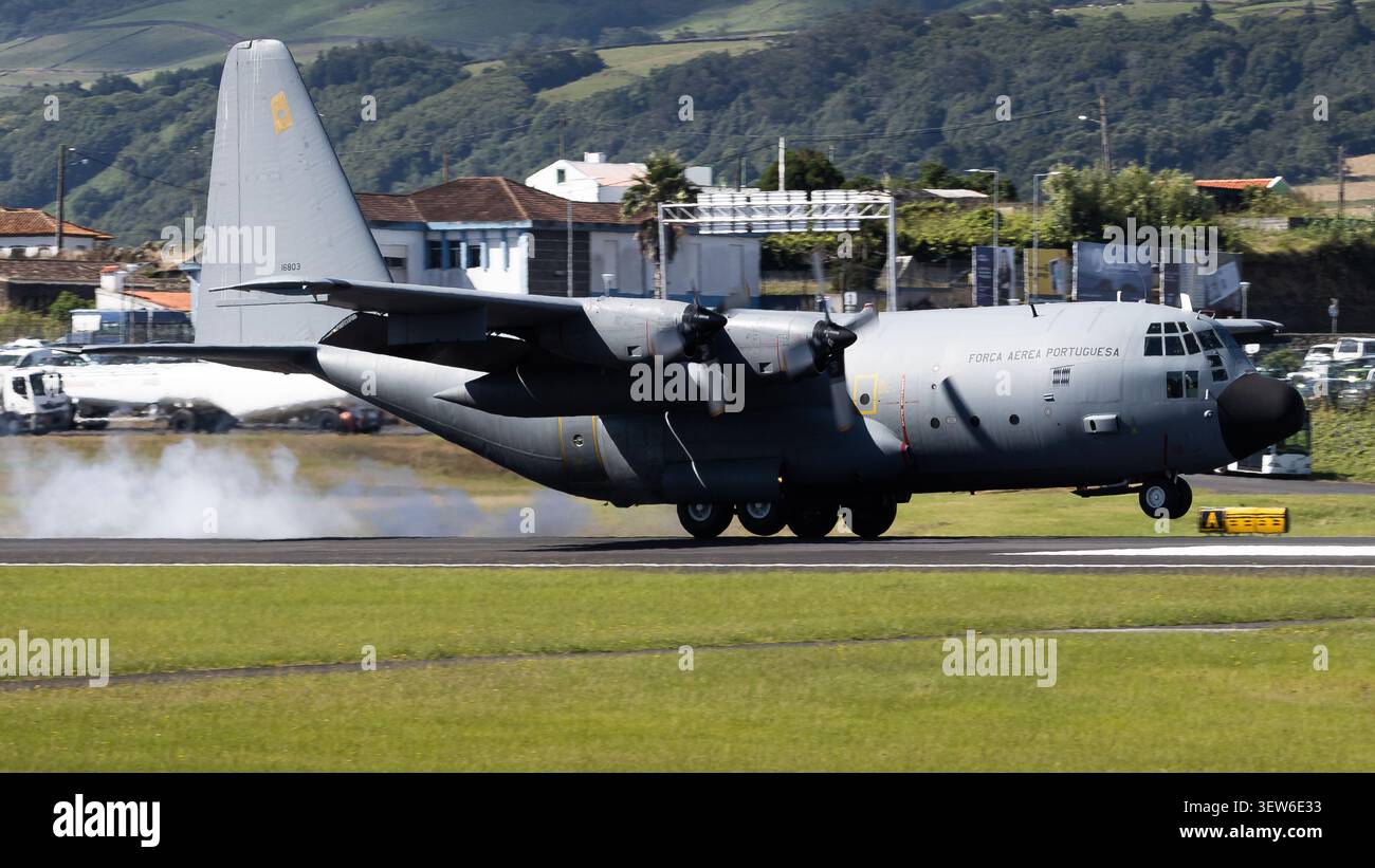 Portugiesische Luftwaffe C-130H Hercules Touchdown auf Lajes Air Base Stockfoto