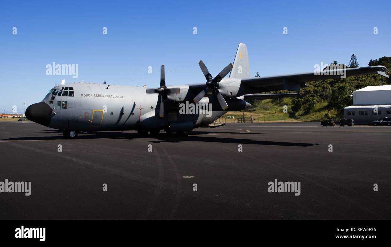 Die portugiesische Luftwaffe C-130H Hercules fährt auf dem Luftwaffenstützpunkt Lajes Stockfoto