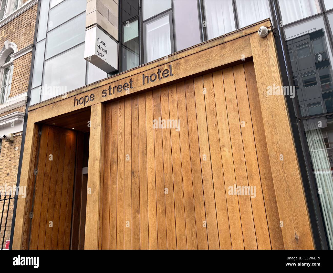 Fassade und Holzeingang des Hope Street Hotel, einem Boutique-Design-Hotel im Georgian Quarter, Liverpool, England. Stockfoto