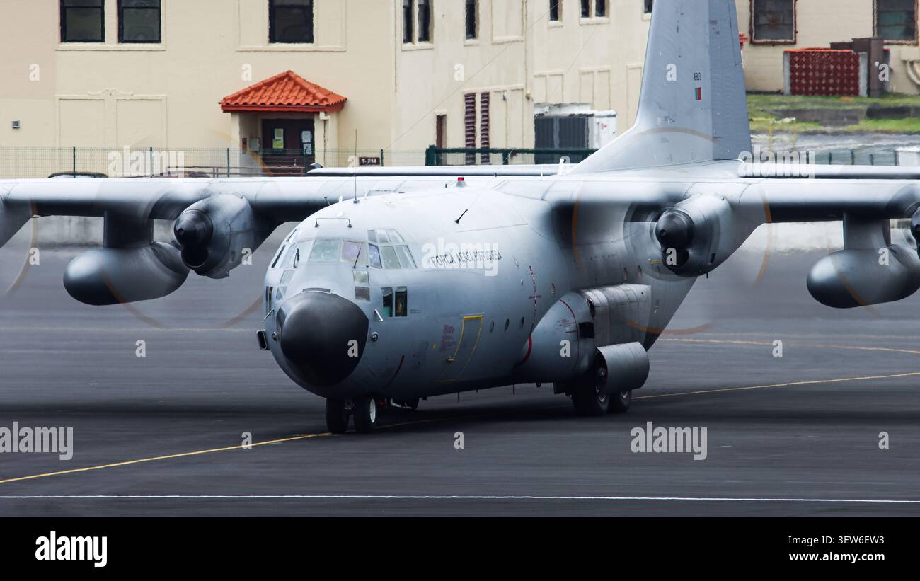 Die portugiesische Luftwaffe C-130H Hercules fährt auf der Flugbasis Lajes, Azoren, Portugal Stockfoto