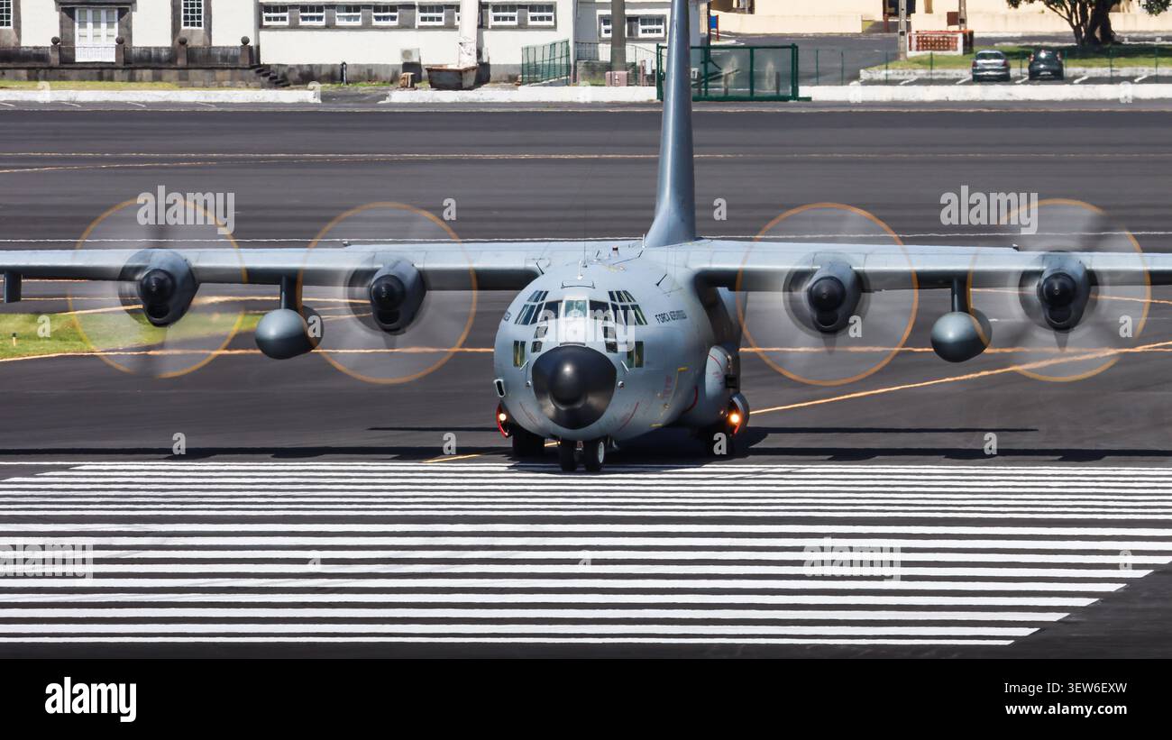 Die portugiesische Luftwaffe C-130H Hercules fährt auf der Flugbasis Lajes, Azoren, Portugal Stockfoto