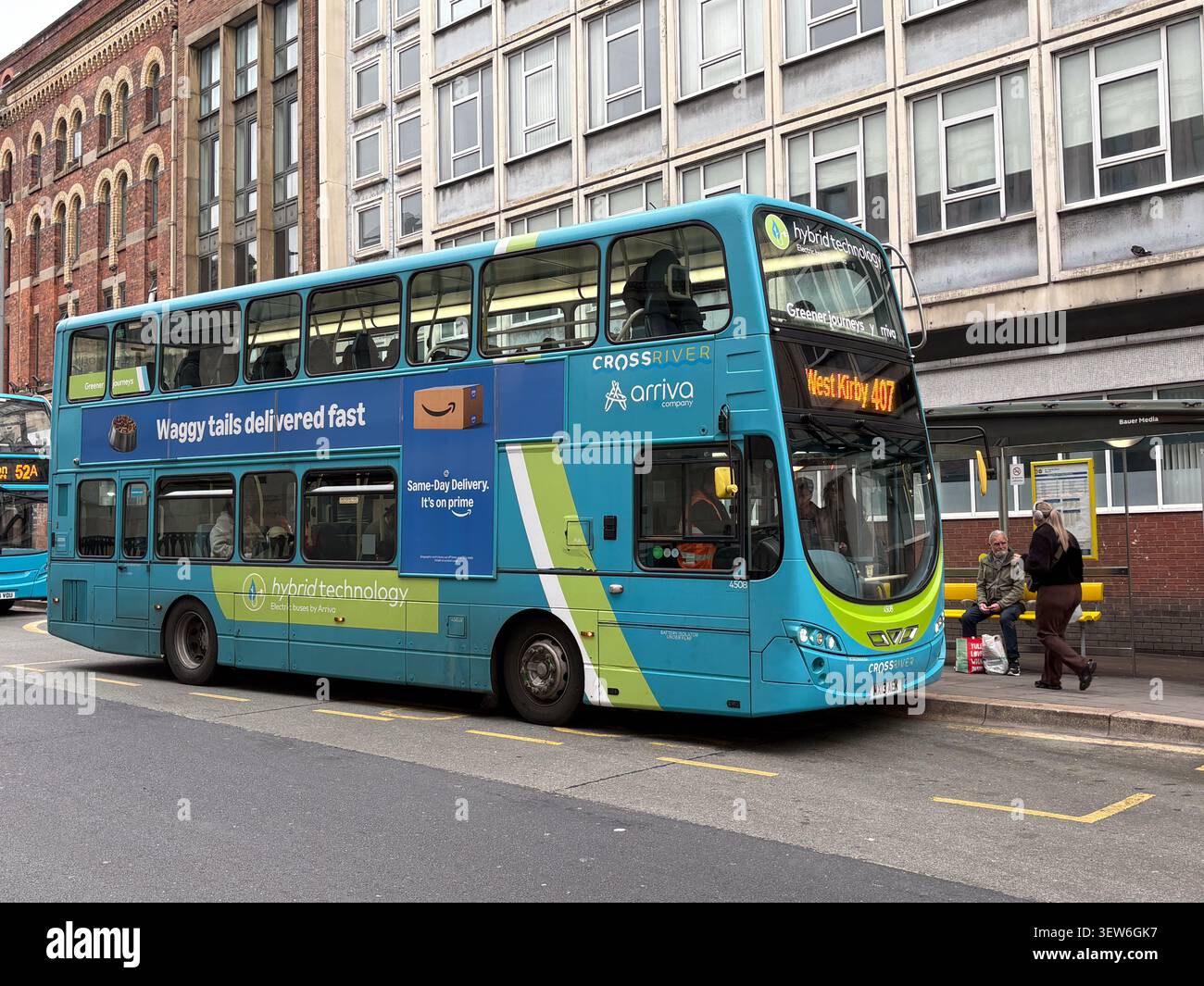 Ein Arriva Hybrid-Doppeldeckerbus mit Amazon-Werbung an einer Haltestelle in Liverpool, Großbritannien. Stockfoto
