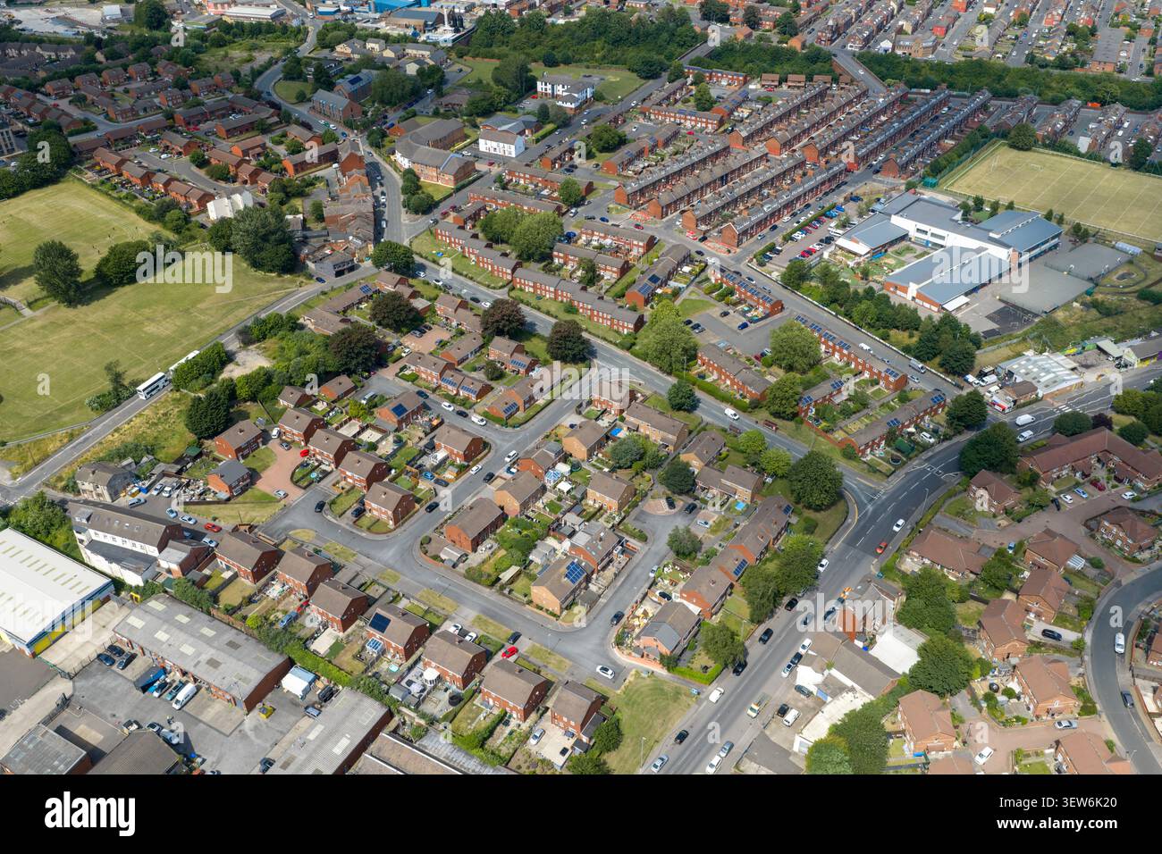 Aus der Vogelperspektive des East End Park Viertels in Leeds mit Wohnsiedlungen, lokalen Schulsportplätzen, von Bäumen gesäumten Straßen und Umgebung Stockfoto