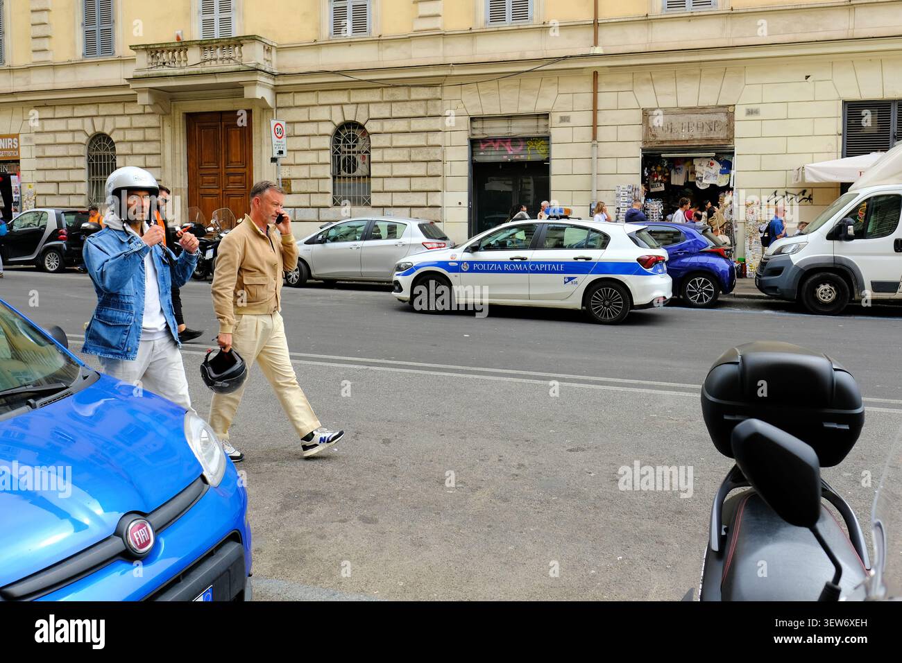 Polizeiauto für die Metropolhauptstadt Roma, Italien; Polizia Roma Capitale Patrouilleneinheit auf einer Straße mit Touristen und Fußgängern. Stockfoto
