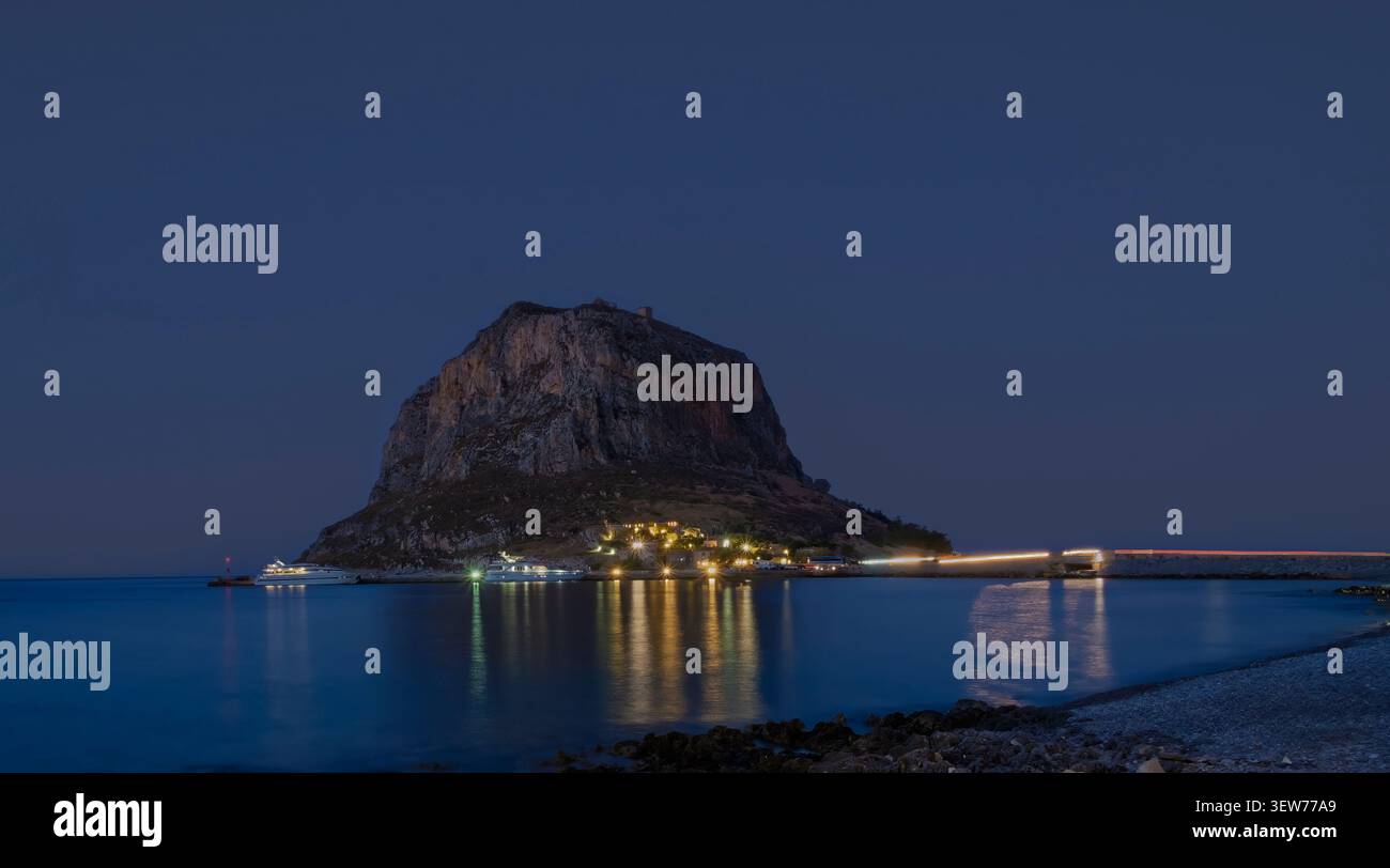 Panoramablick auf den historischen Felsen von Monemvasia von der gegenüberliegenden Küste aus. Laconia, Peloponnes, Griechenland Stockfoto