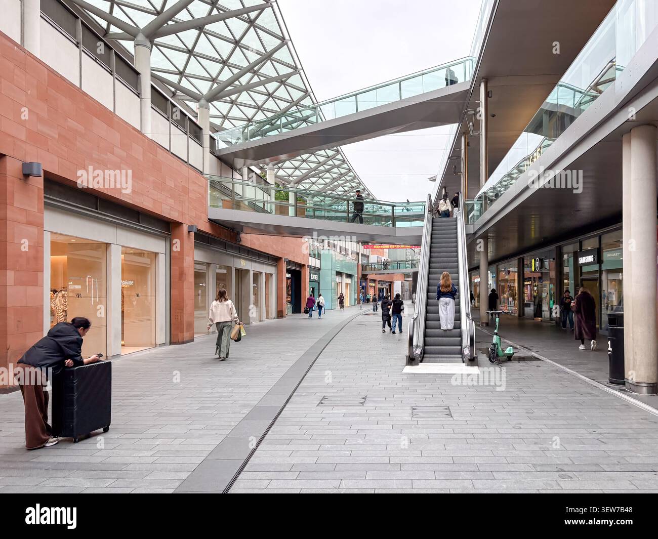 Modernes Open-Air-Einkaufszentrum mit architektonischen Fußgängerbrücken und Glasdach im Liverpool ONE, Stadtzentrum, Liverpool. Stockfoto
