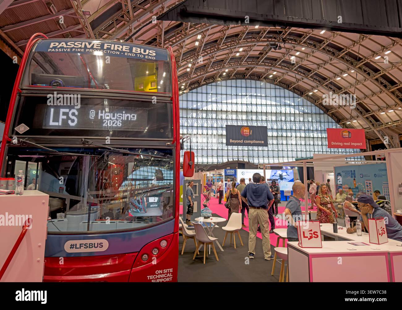 London Fire Solutions zeigt seinen roten Passiven Feuerbus auf der Housing2026-Konferenz und Ausstellung im Manchester Central, Juni 2026 Stockfoto